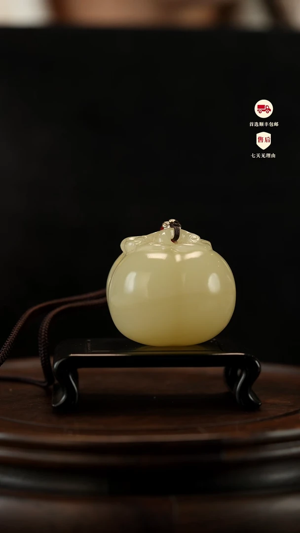 云南石竹叶青雕刻：柿柿如意手把件