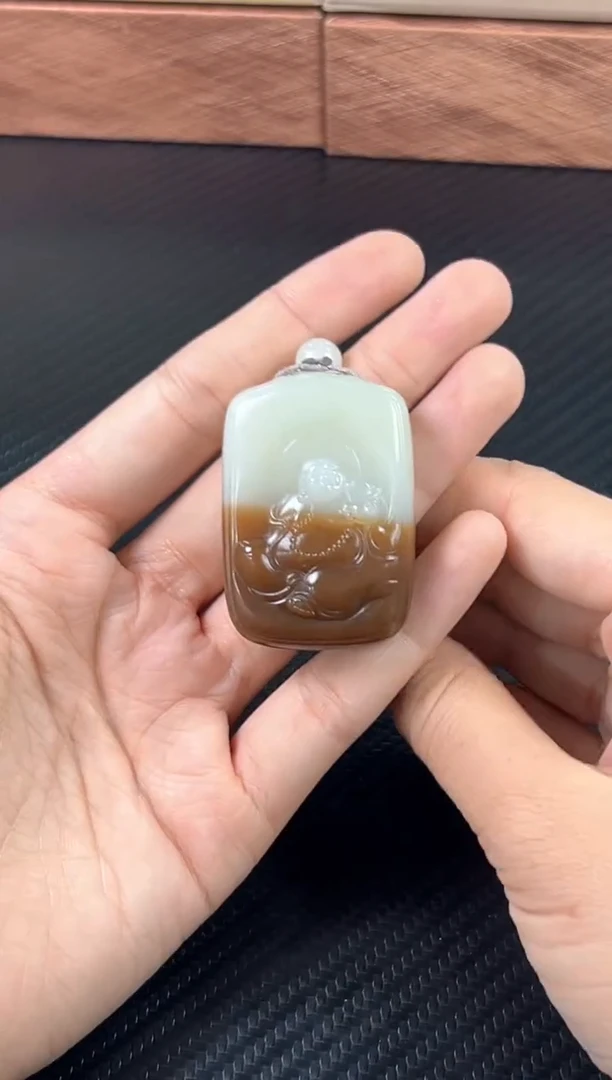 吊坠(赠链)未镶嵌和田玉若羌微色差  m