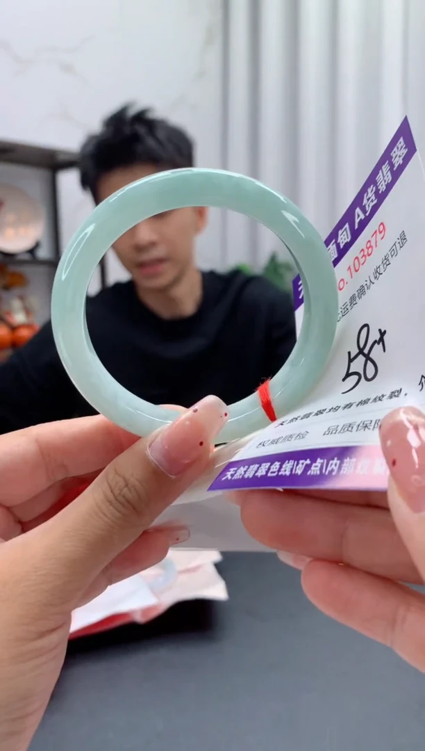 未镶嵌手镯翡翠有纹，完美者勿拍