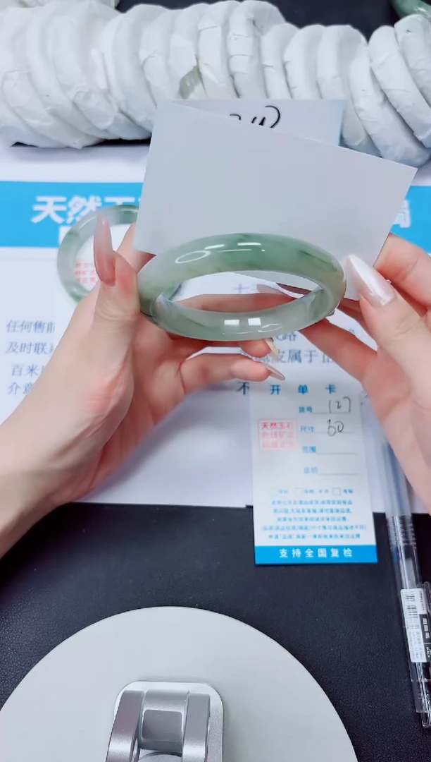 石英质玉手镯未镶嵌127/60
