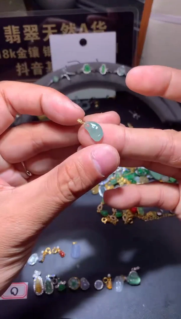 吊坠(不含链)18K金镶嵌翡翠1