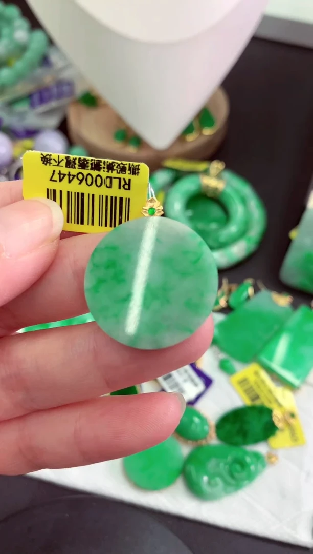 颈饰18K金镶嵌翡翠挂件