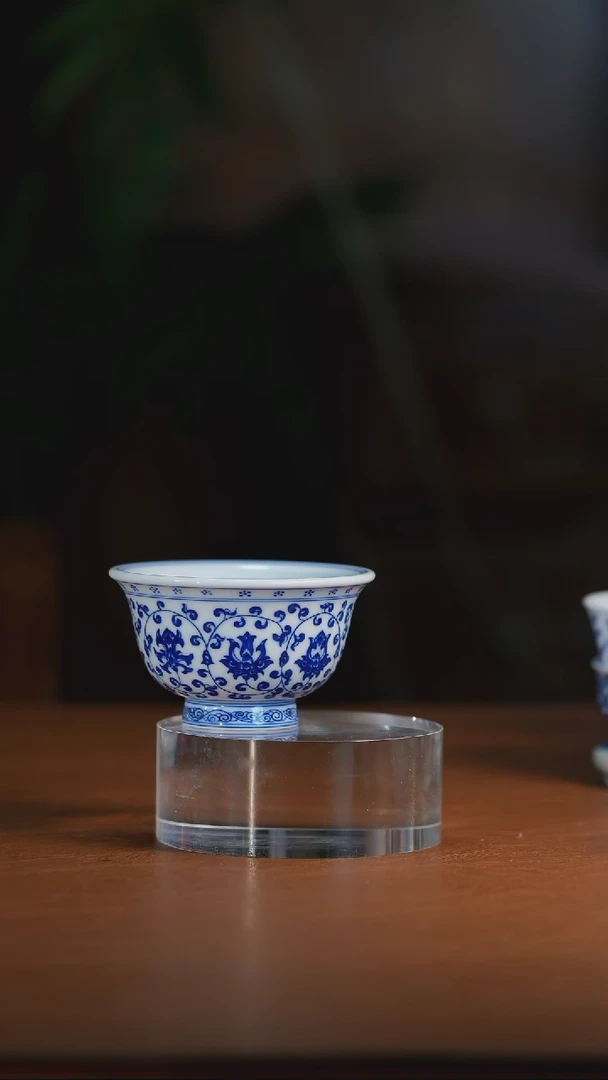 青花缠枝莲压手杯