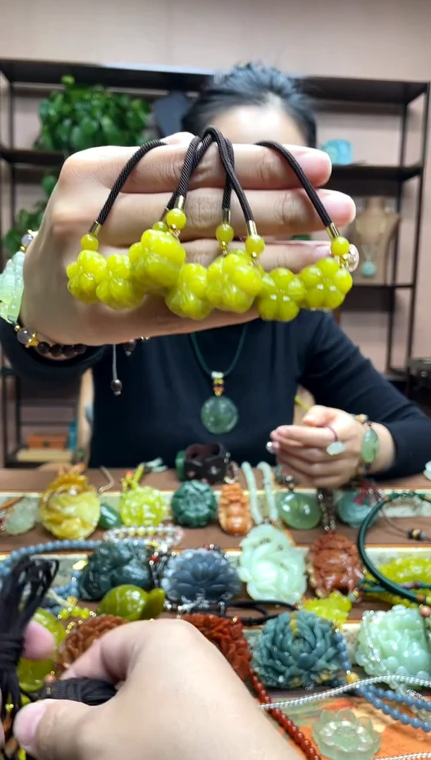 未镶嵌岫玉颈饰多样性发货发其中之一微瑕