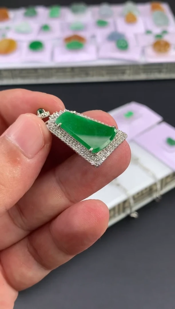 颈饰未镶嵌翡翠快**笑翡翠