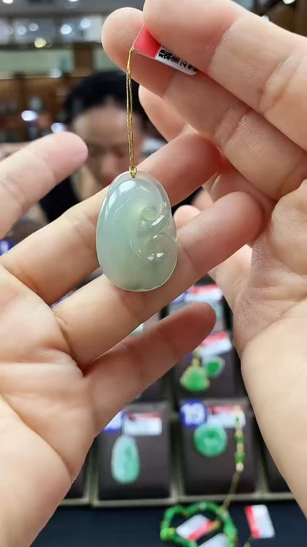 翡翠未镶嵌颈饰如意