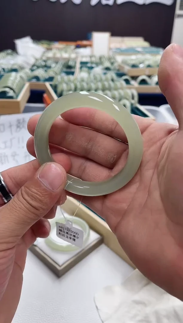 和田玉手镯未镶嵌和田玉手镯