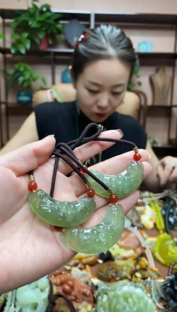 未镶嵌岫玉颈饰多样性发货发其中之一