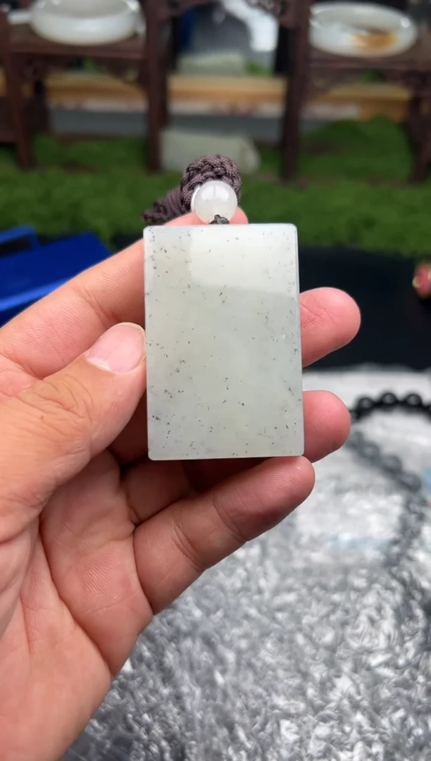 吊坠(赠链)未镶嵌和田玉黑山微色差吊坠M