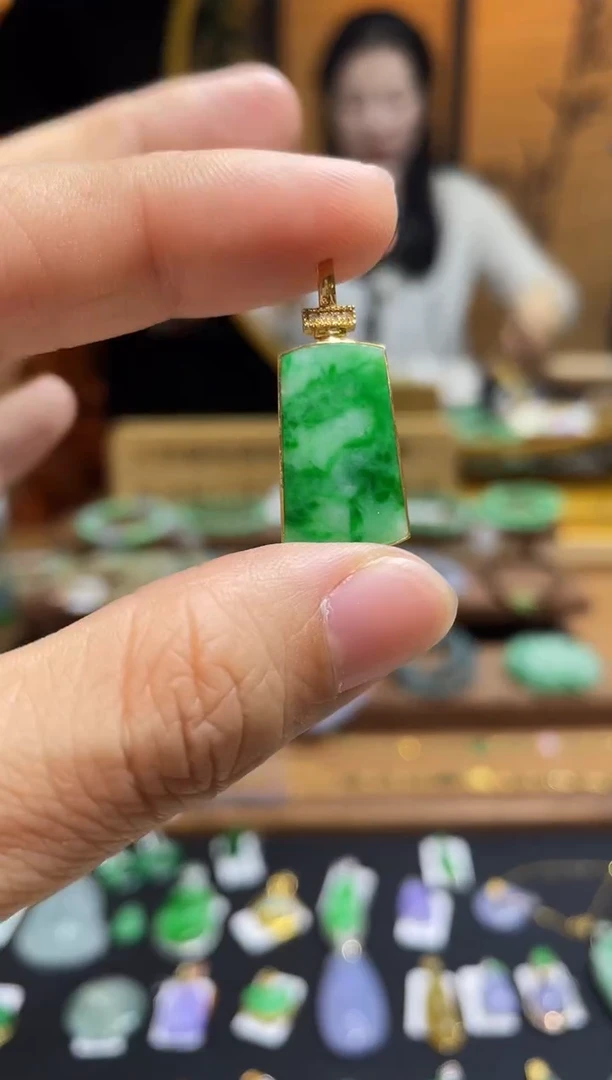 颈饰18K金镶嵌翡翠无事牌