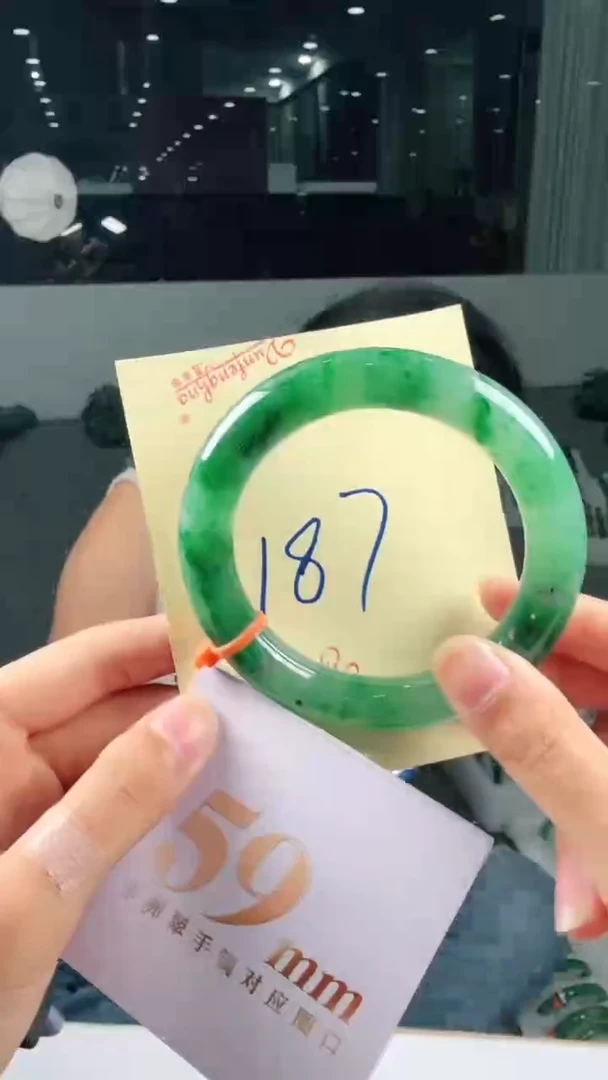 未镶嵌手镯石英质玉（非洲翠）有天然洒金亮片/矿点/棉线187