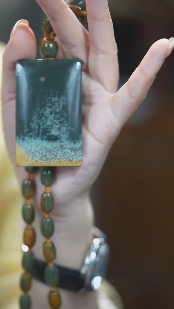 颈饰未镶嵌岫岩河磨玉（透闪石质玉）无事牌