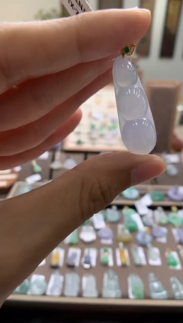 翡翠18K金镶嵌颈饰福豆