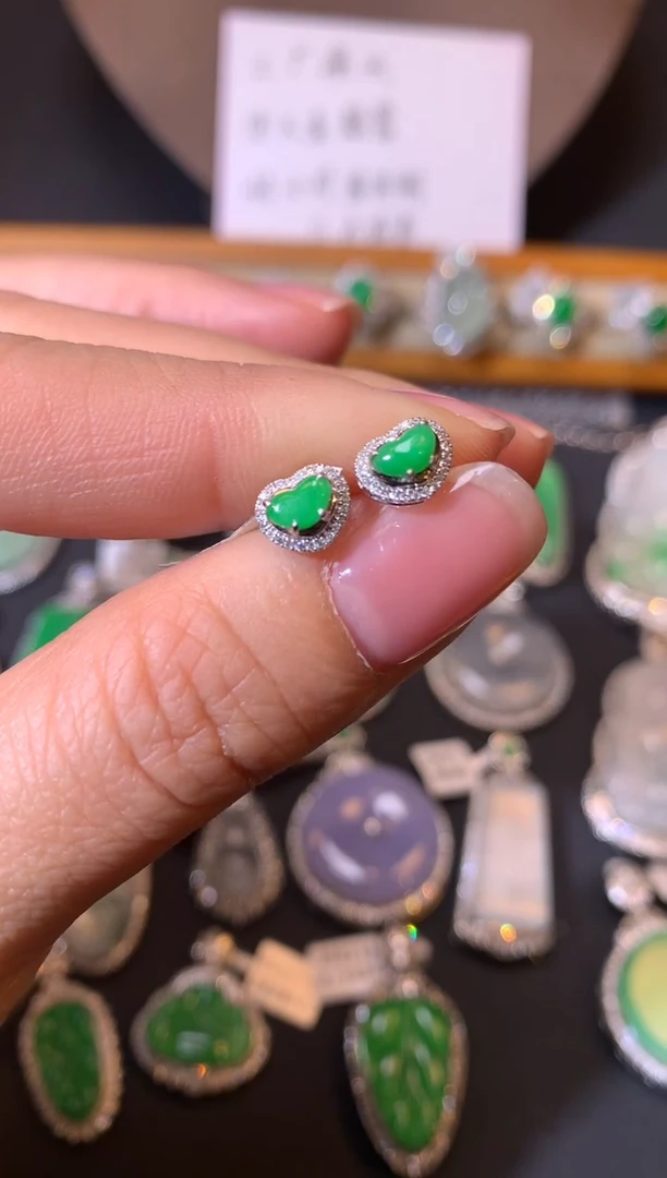 【闪购商品】翡翠吊坠(不含链)18K金镶嵌耳饰