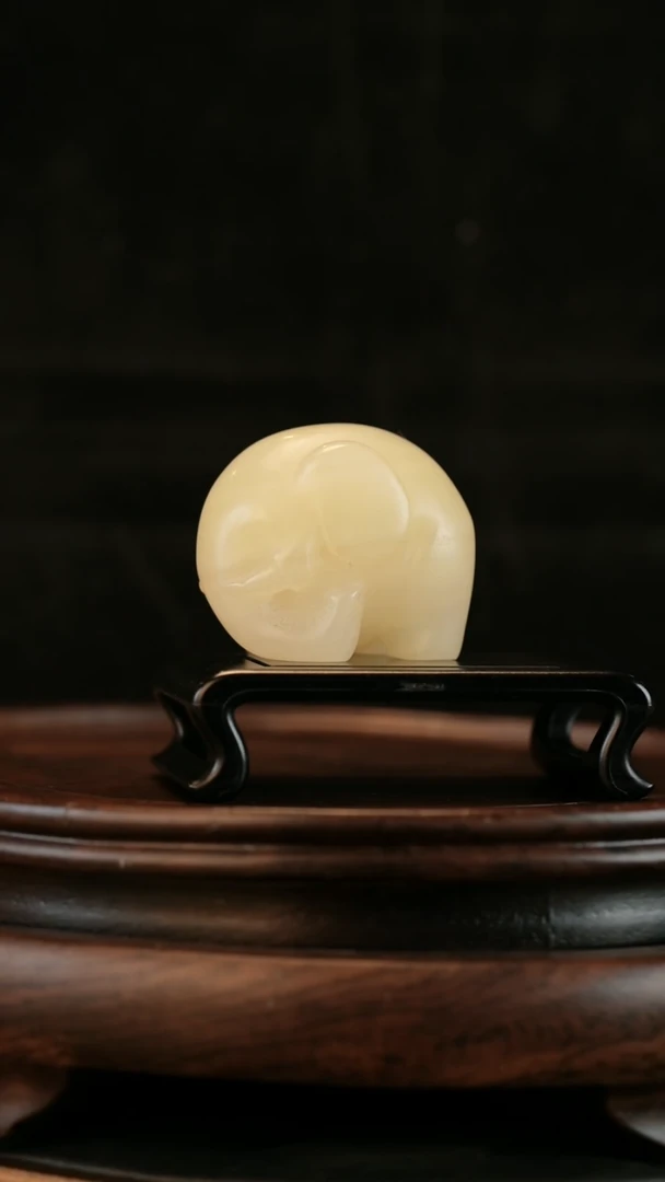 云南石竹叶青雕刻：如意小象