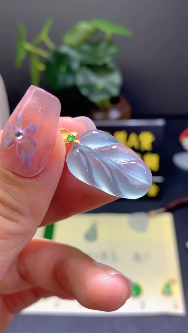 翡翠18K金镶嵌颈饰翡翠吊坠