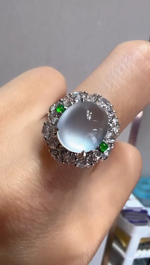 18K金镶嵌戒指翡翠蛋面