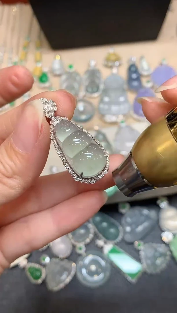 颈饰18K金镶嵌翡翠福豆【无服务费