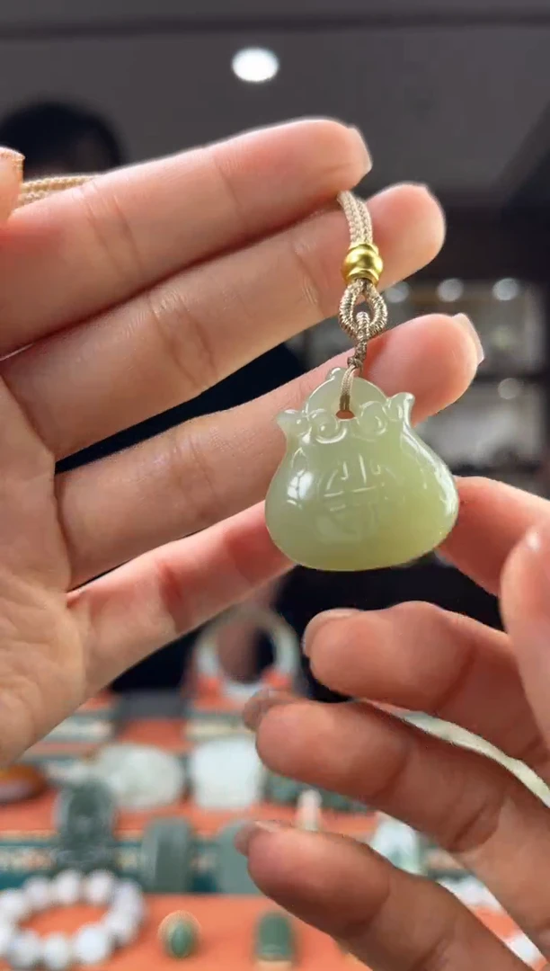 和田玉未镶嵌颈饰佩佩