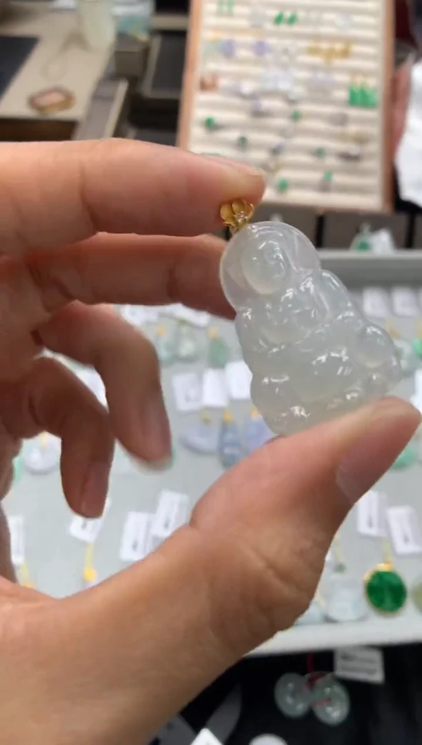 颈饰18K金镶嵌翡翠观音
