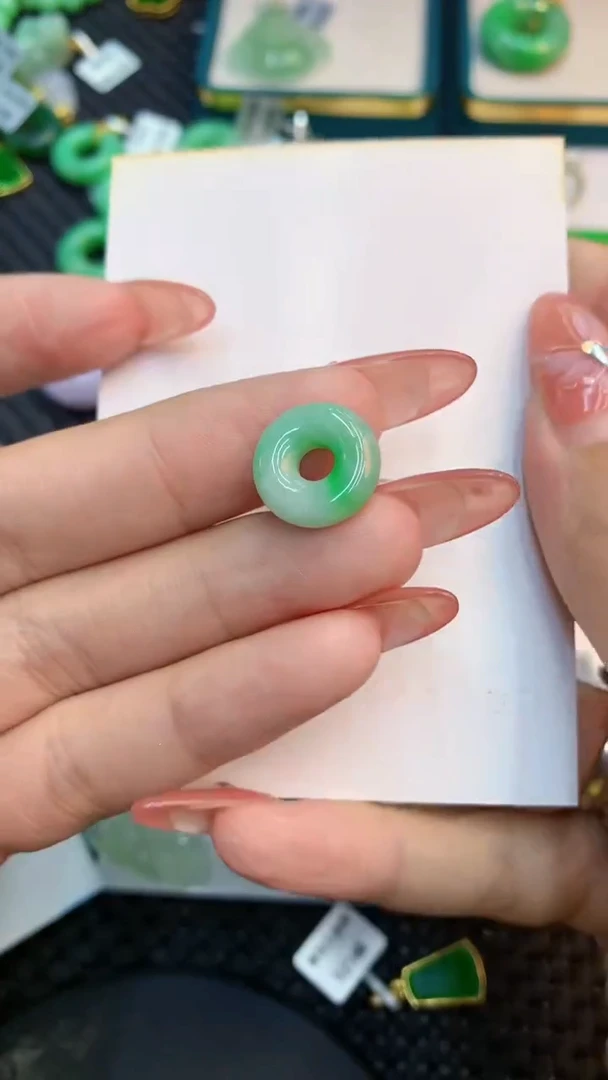 颈饰未镶嵌翡翠1