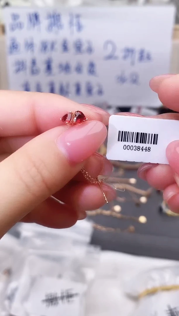 18K金镶嵌耳饰石榴石--专柜--