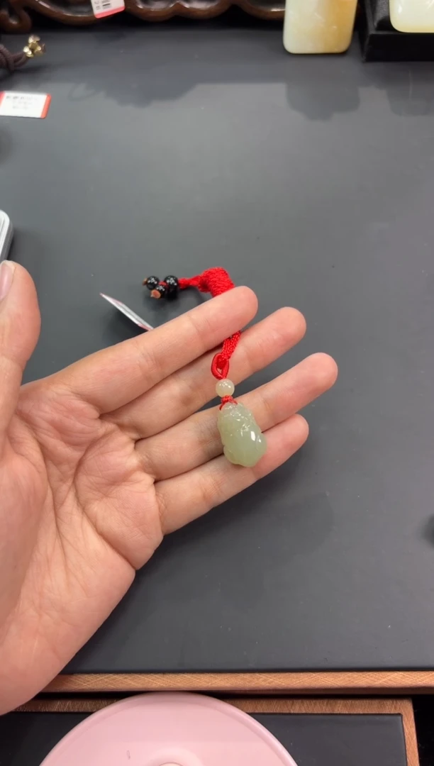 【闪购商品】和田玉吊坠(赠链)未镶嵌且末微色差近矿吊坠