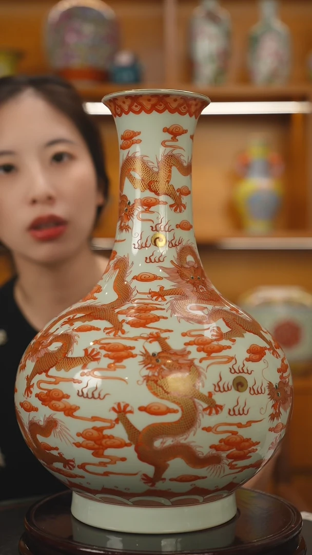 其他矾红龙纹赏瓶一只
