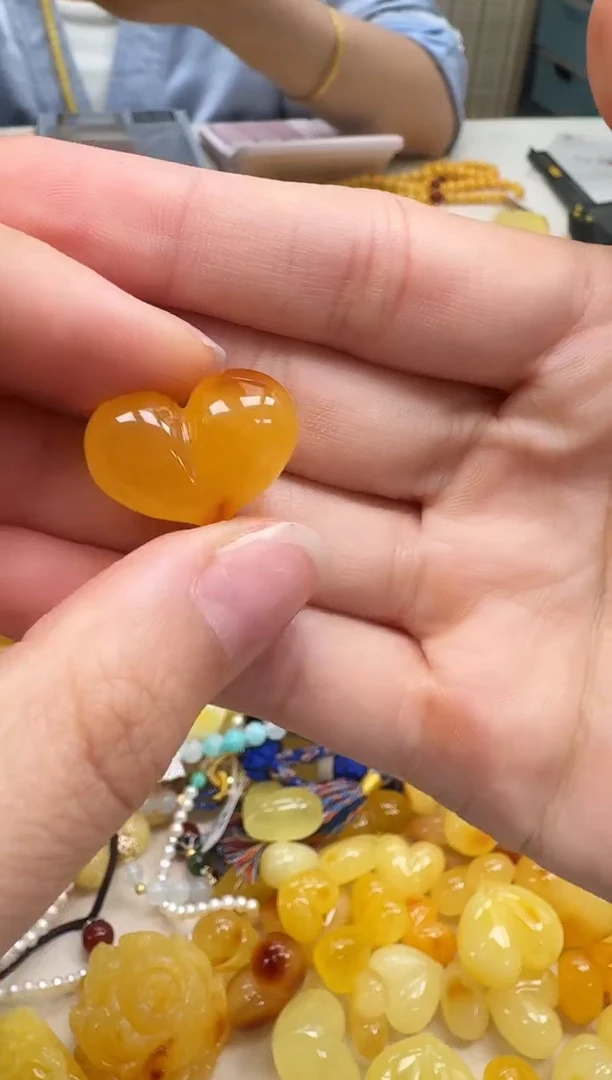 未镶嵌琥珀裸石如图