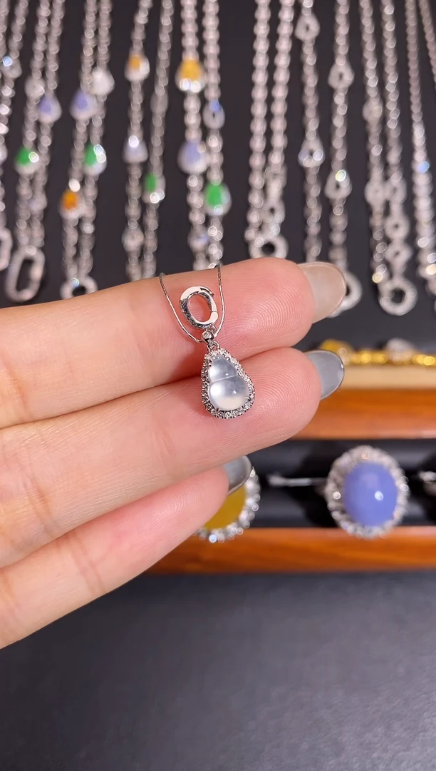 颈饰18K金镶嵌翡翠吊坠