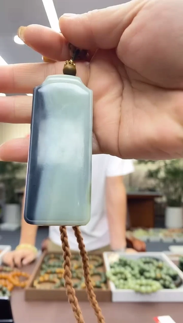 颈饰未镶嵌和田玉吊坠