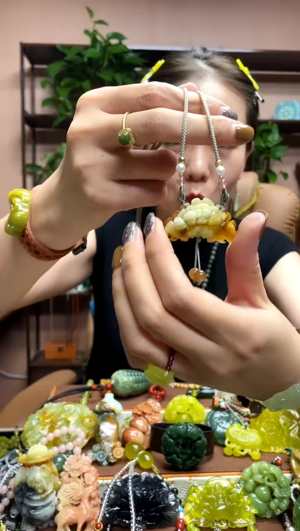 未镶嵌岫玉颈饰·