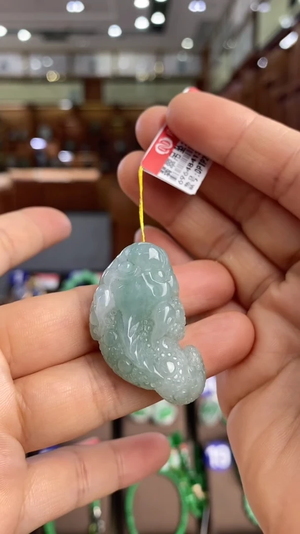 翡翠未镶嵌颈饰花件