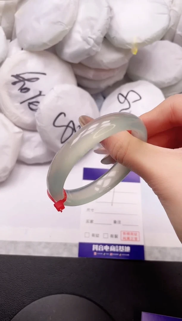 【闪购商品】石英质玉手镯未镶嵌15K59-63