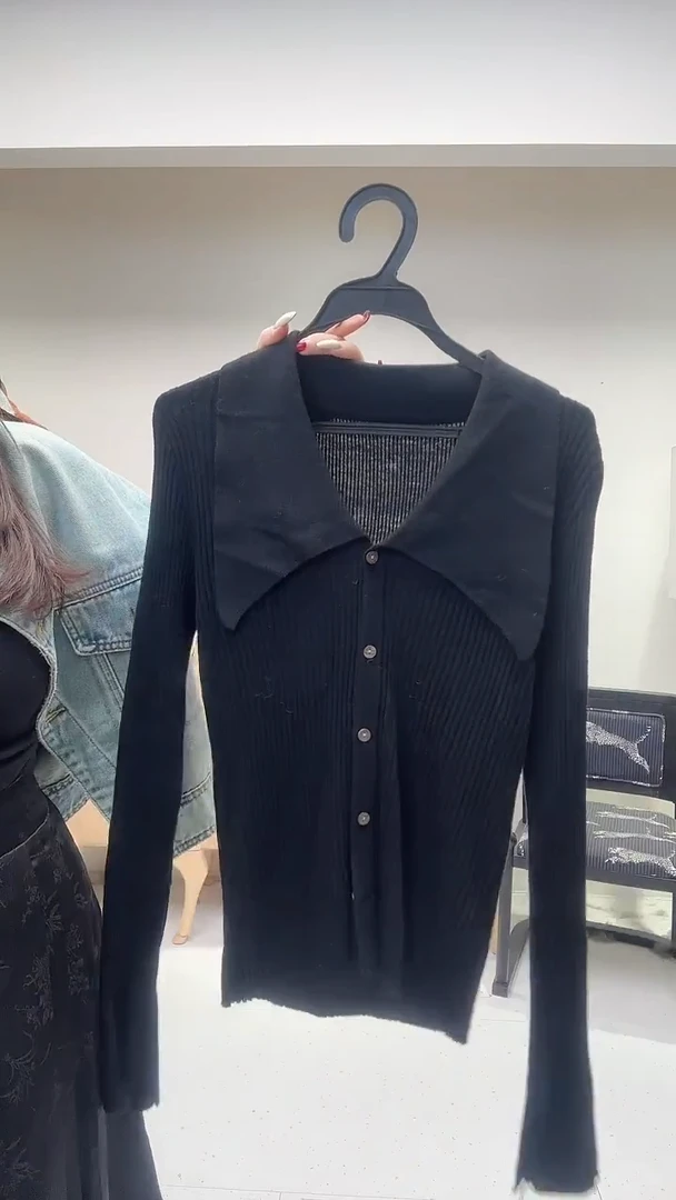 黑色大翻领修身羊毛衫