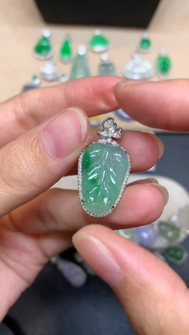 颈饰18K金镶嵌翡翠树叶【无服务费