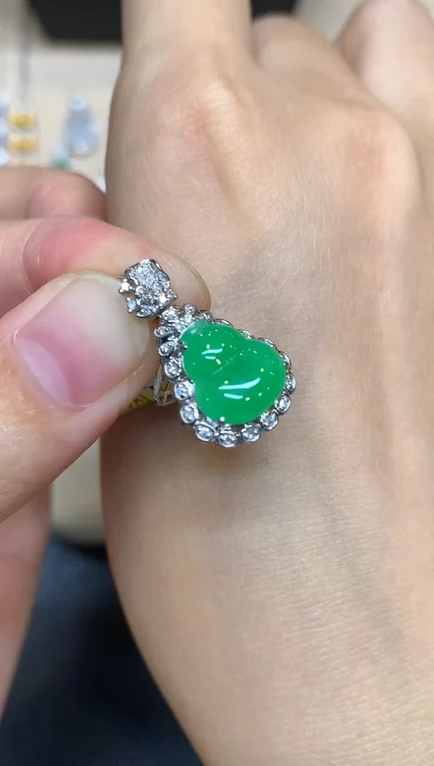 颈饰18K金镶嵌翡翠葫芦【无服务费【48小时鉴赏期】