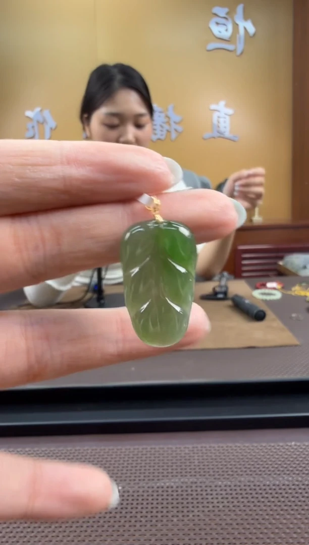颈饰18K金镶嵌和田玉挂件