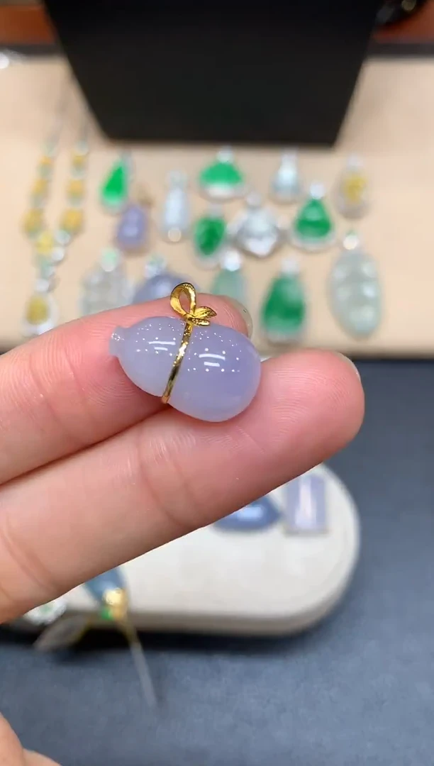 颈饰18K金镶嵌翡翠葫芦【无服务费