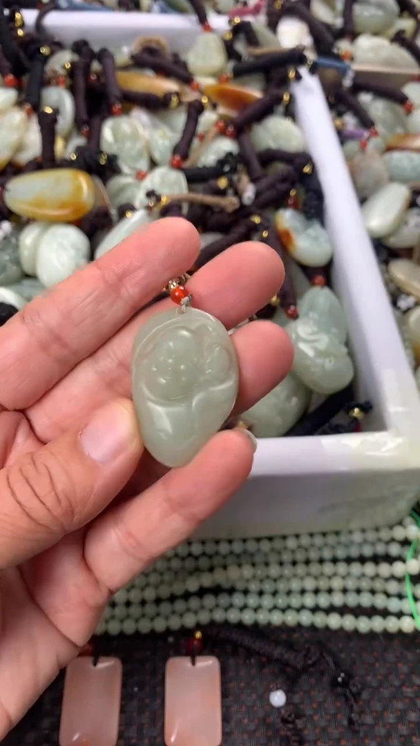 【闪购商品】和田玉颈饰未镶嵌多样性发货没有证书，拍一发一.有瑕