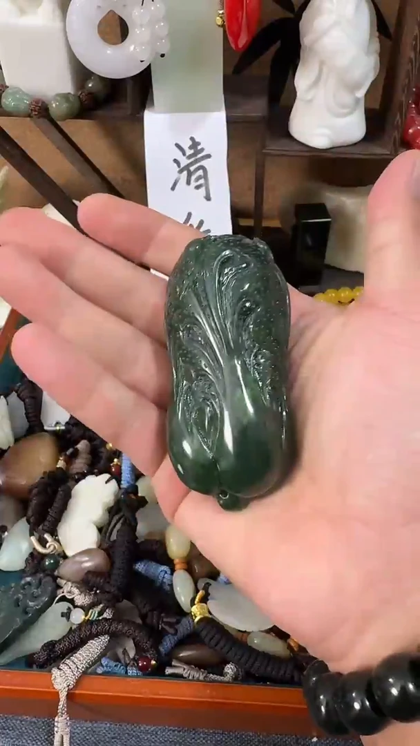 未镶嵌和田玉（碧玉）挂件和田黑青白菜把件（云石间）