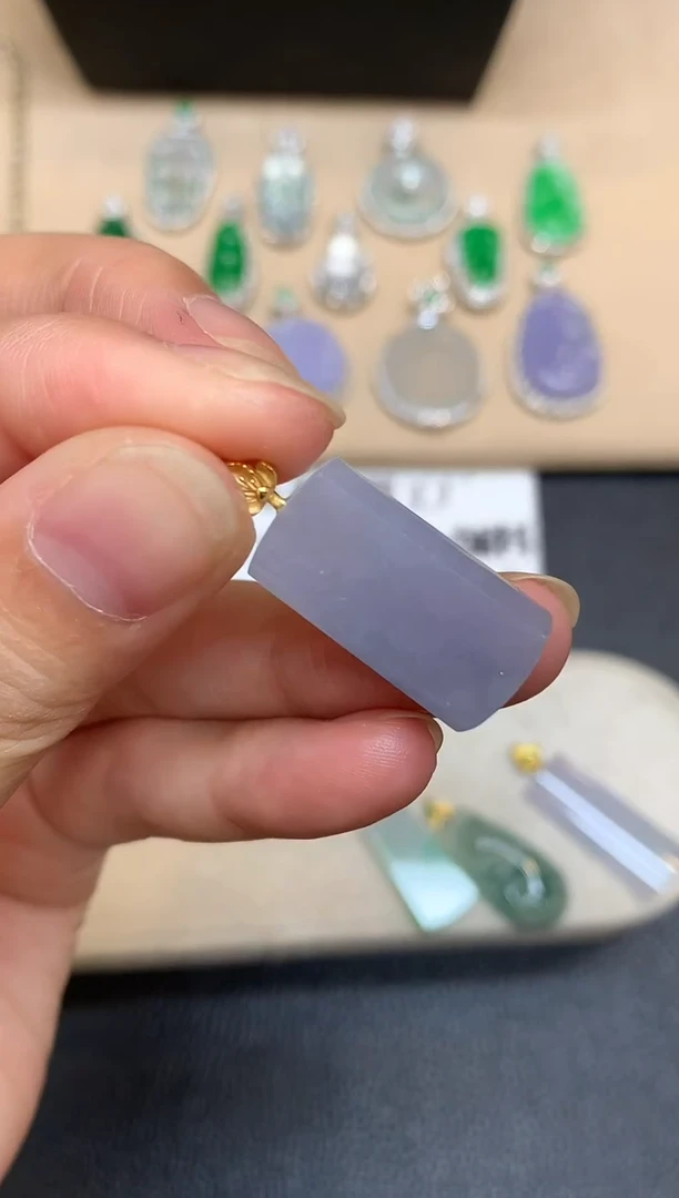 颈饰18K金镶嵌翡翠无事牌【无服务费