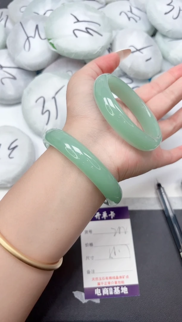 未镶嵌手镯石英质玉252-55.7