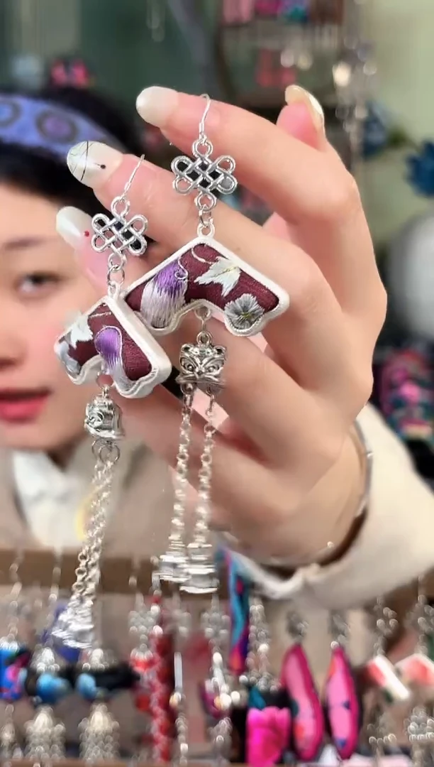 彩云南阁非遗老绣饰品528