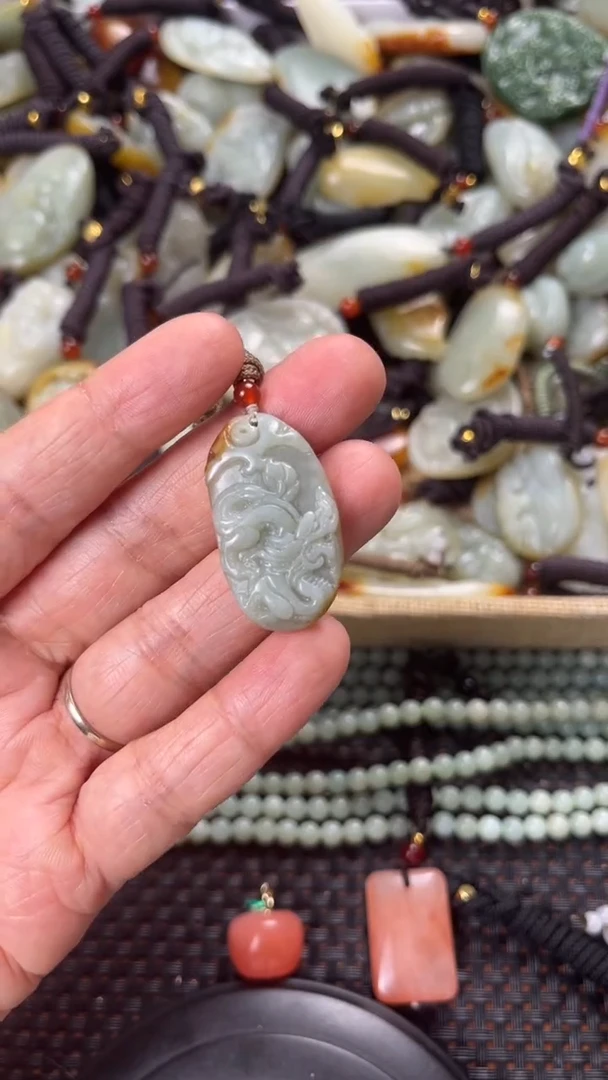 【闪购商品】和田玉颈饰未镶嵌多样性发货没有证书拍一发一有瑕