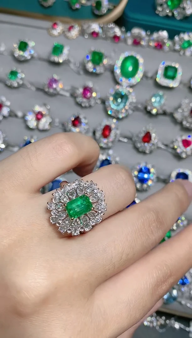 18K金镶嵌18K金耳饰祖母绿.