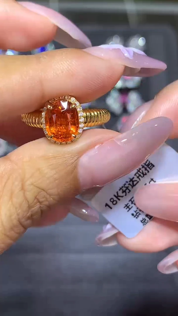 18K金镶嵌戒指石榴石（芬达石）3.15CT