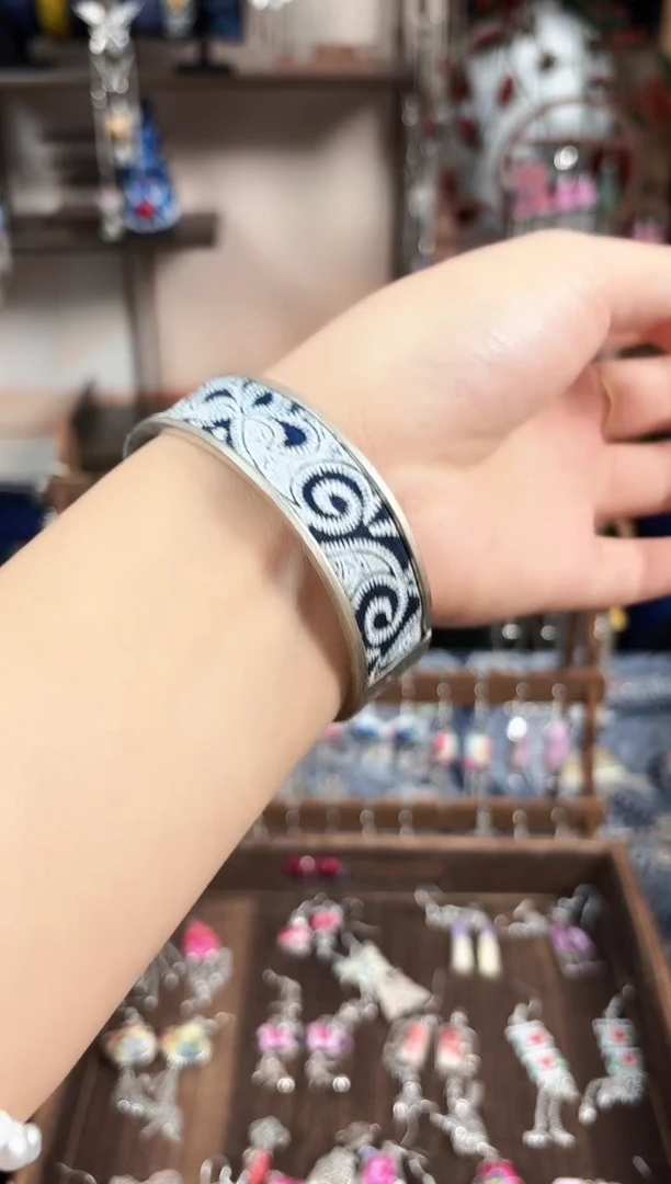 织绣民族风非遗老绣饰品651