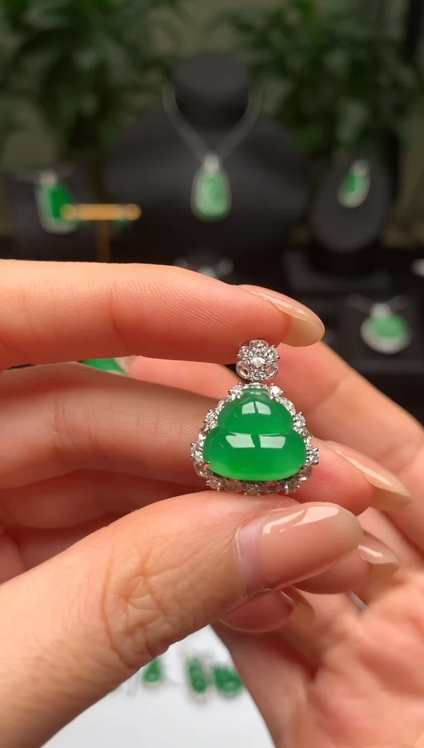 颈饰18K金镶嵌翡翠葫芦