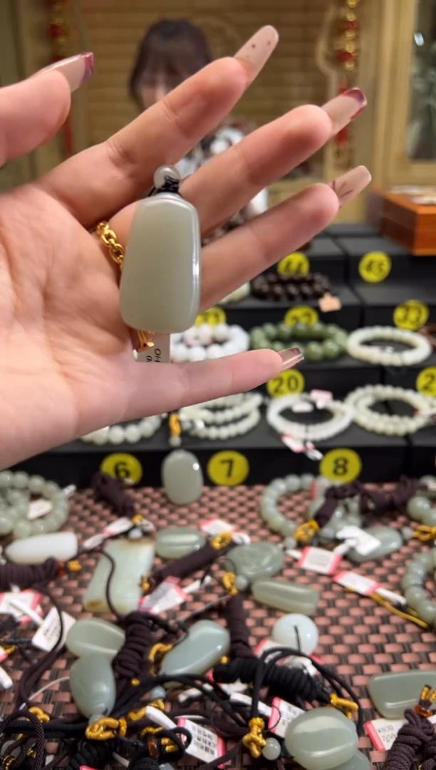 【闪购商品】和田玉吊坠(赠链)未镶嵌且末料青白玉无事牌